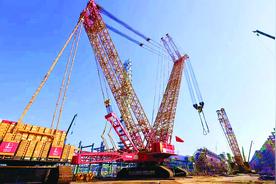 全球最大履带式起重机古雷创纪录图片