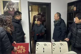 武汉市青山区白玉山街道春节前走访慰问百岁老人图片