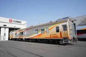 国铁集团郑州局联合中车四方打造！“中原铁道•大河之南号”特色旅游列车青岛下线图片