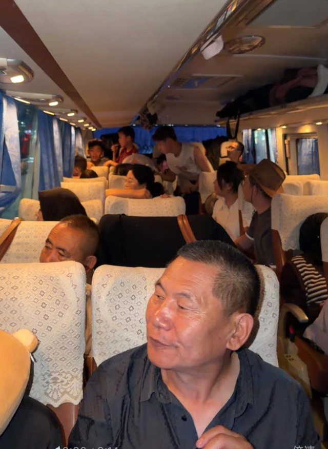 一家三代35人的“春节大巴”：14天自驾6000公里