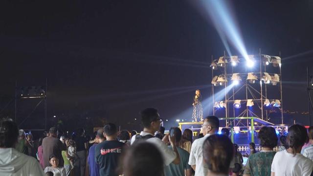 银滩夏夜：海风伴欢乐 灯火映清凉