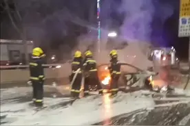 轿车撞路墩自燃，西安的哥与乘客合力救出四人图片