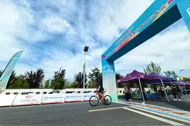 安徽省青少年自行车公开赛广德站鸣笛开赛 最小选手仅8岁图片