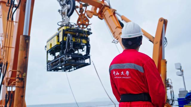 中大6000米级深海无人遥控潜水器“海琴”号开展首次深海试验