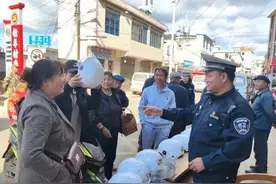 交通安全送上门！昆明交警集市上摆起“安全小摊”图片