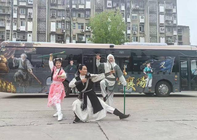 “黄蓉来开公交了！”襄阳侠义巴士国庆期间走红，女司机绝美笑颜引盛赞，本人发声