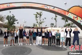国际网坛未来新星成都圆“大熊猫梦”：“比屏幕里的更可爱！”图片