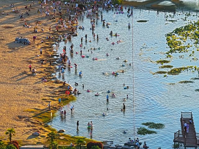 安徽芜湖市民游客在海边消暑 乐享清凉夏日