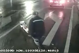清除路障、礼让行人……公交司机善行义举让乘客温暖出行图片