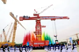 全球最大塔机正式下线交付，即将在万龙大桥项目投入使用图片