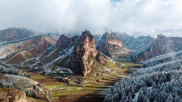 组图丨天祝：秋雪覆丹霞 山河入画来