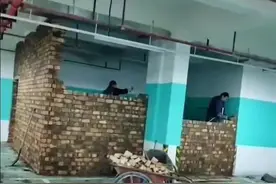 业主在地下车位砌墙盖房，现已完全拆除还原了图片