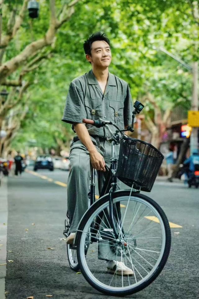 撒贝宁郑恺骑行梧桐区，央视《城市风华录》这次拍上海