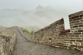 宛若仙境！清晨的金山岭长城烟雨蒙蒙，云雾缭绕图片