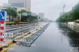 风好大！吴中路、七莘路、中春路上有护栏被吹倒了……图片