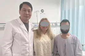 32岁威廉从美赴穗求医，专家五个半小时手术修复胸壁畸形图片