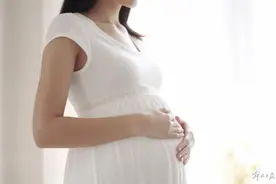 地铁里老人拉孕妇让座，“老弱病残孕”有没有先后次序？图片