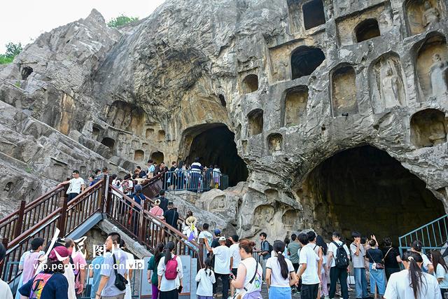河南洛阳：龙门石窟暑期旅游热