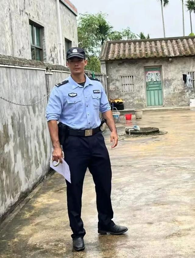 万宁警察李书达跳水救人后爆火网络