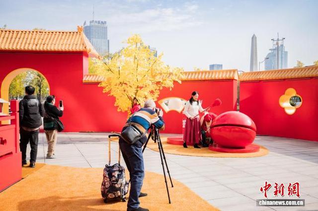 重庆：80米长“红墙限定皮肤”点缀城市 市民游客争相“打卡”