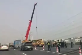 上海外环一牵引车撞墙 运载的货车坠至铁路 引发铁路接触网停电故障图片