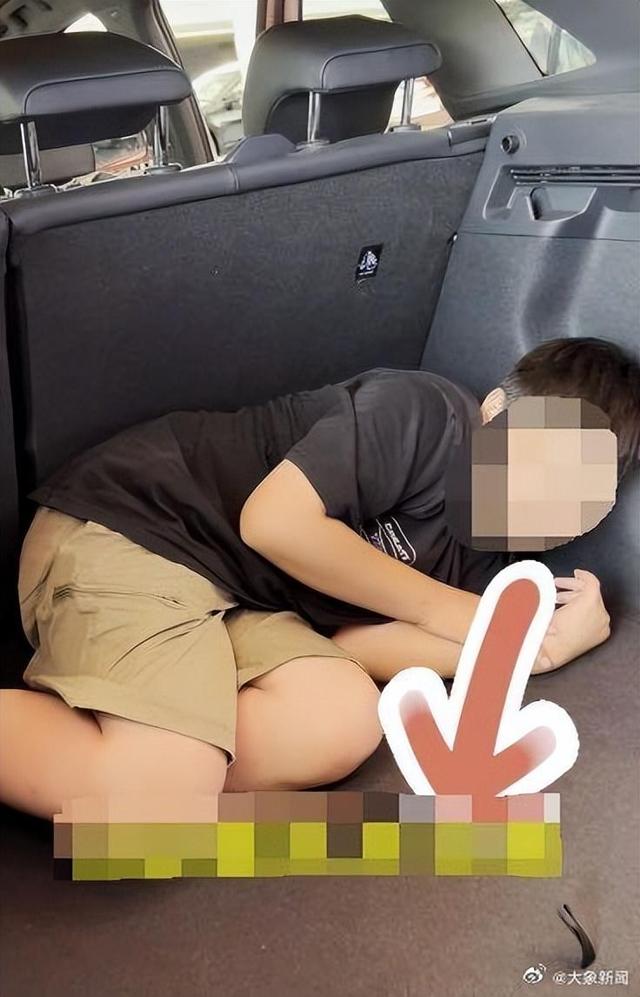 9岁男童与生父继母出行1000公里，被安排蜷缩在后备箱，父亲称征求了孩子意愿，不会道歉；生母发声