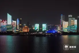 “五一”主题灯光秀闪耀杭州钱塘江畔图片