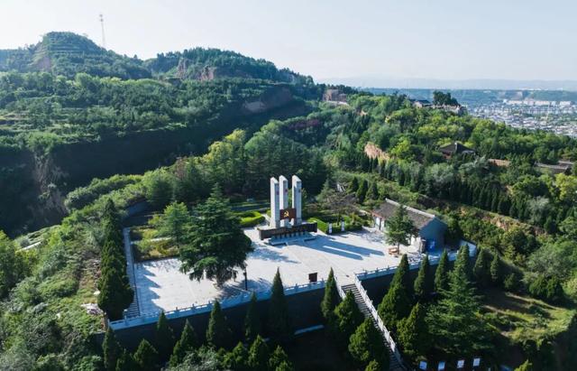 站前广场新盖一座小亭子，秋日出游更丝滑～