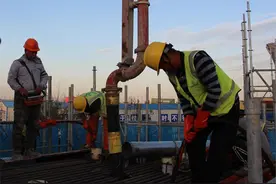首根墩柱成功浇筑！淮河路高架桥工程迎新节点图片