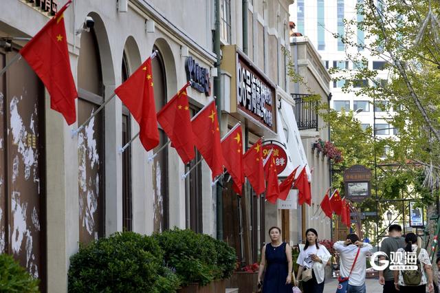 喜迎国庆，青岛历史城区换“红妆”