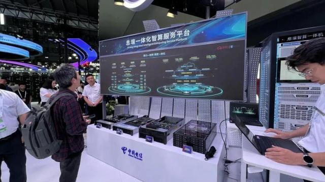 WAIC 2025︱中国电信AI科技范儿圈粉全场　智慧车、“钢铁侠”硬核应用成焦点