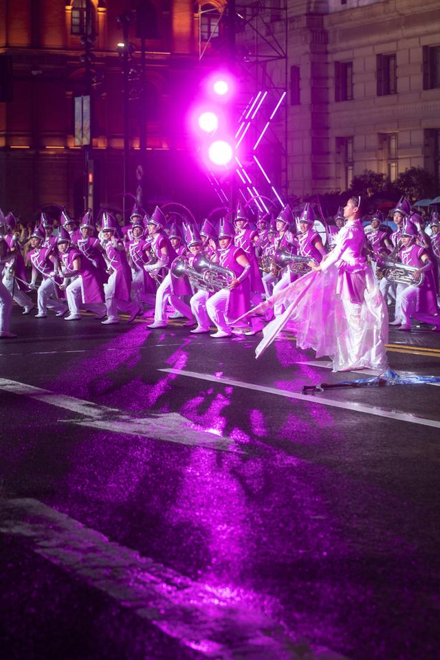 上海旅游节大巡游惊艳外滩，雨中演绎别样风情