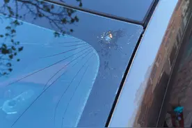 事发大连，私家车挡风玻璃被砸裂，上面残留着……图片