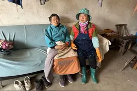 雨中温情，她和村民合力救起落水者图片