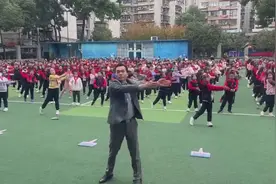 小学里“两操”比赛，校长当起领操员图片