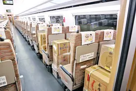 “双十一”热度持续升温 每天2600件快递在西安北站“搭乘”高铁图片