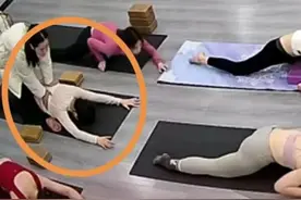 上瑜伽课被老师压断腿，女子称变成长短腿，舞蹈机构回应了……图片