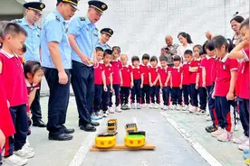 福建永定：电子遥控货车“开进”课堂 爱路护路“沉浸”接力图片