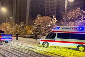 山西忻州救护车雪夜被困无法前行，热心市民开越野车拖行三公里助其脱困图片