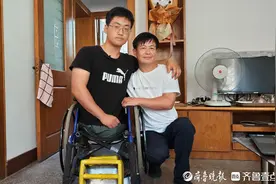 青岛轮椅少年高考562分 已引起公益项目关注或将获万元奖学金图片