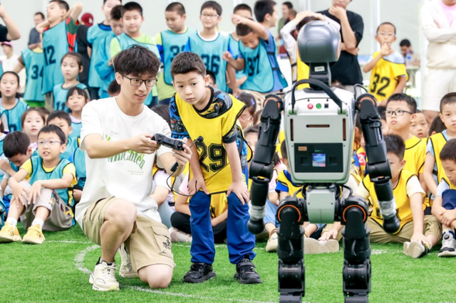 把孩子的暑假交给机器人，世界人形机器人运动会亲子观赛全攻略