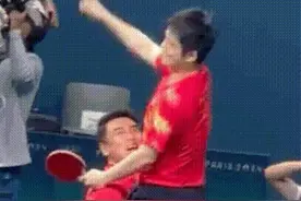 王皓一把抱起“小胖”，惊人之“举”彰显国手的台下十年功图片