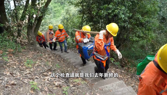 高温下的坚守——铁路线上的“攀岩者”