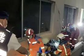 直击中国救援队伍夜以继日大营救：救出缅甸地震被困40小时老人图片
