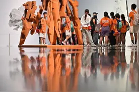 热闻|高价研学游孩子竟“坐路边玩手机”？爆火的研学游到底值不值？网友吵翻图片