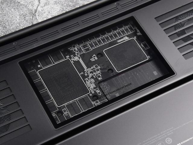 上手体验雷蛇灵刃18 2025：18英寸超薄游戏本天花板