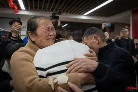 女孩3岁时被拐，时隔35年在三八节与亲生父母团聚：小时候每晚梦想追着星星跑回到他们身边图片