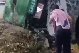 广西钦州一客运大巴侧翻，警方：有人受伤，暂无人员死亡图片