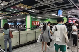 多地迎“五一”出行高峰：广州有地铁站设限流导流带，成都绕城高速早晚高峰放开应急车道图片