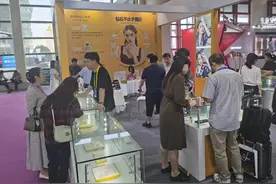 我国首个面向消费端的培育钻石展销会在郑州开展图片